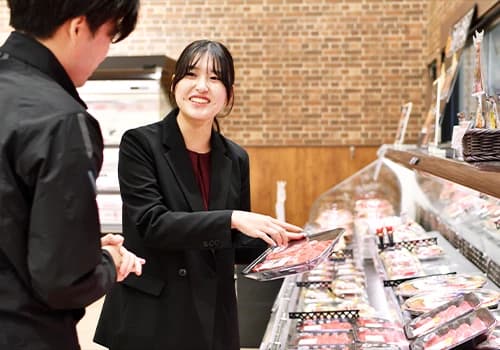 スーパーマーケットの畜産売場での商談