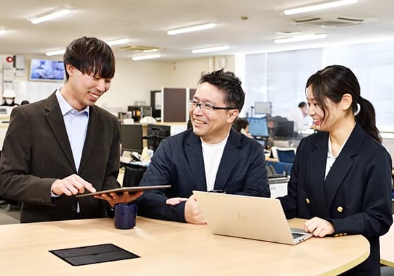 中部流通の事務所で打ち合わせを行う社員たち