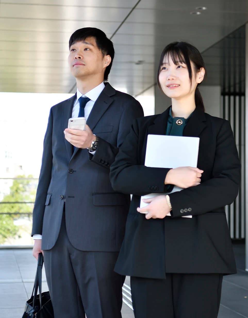 顔を上げる社員たち