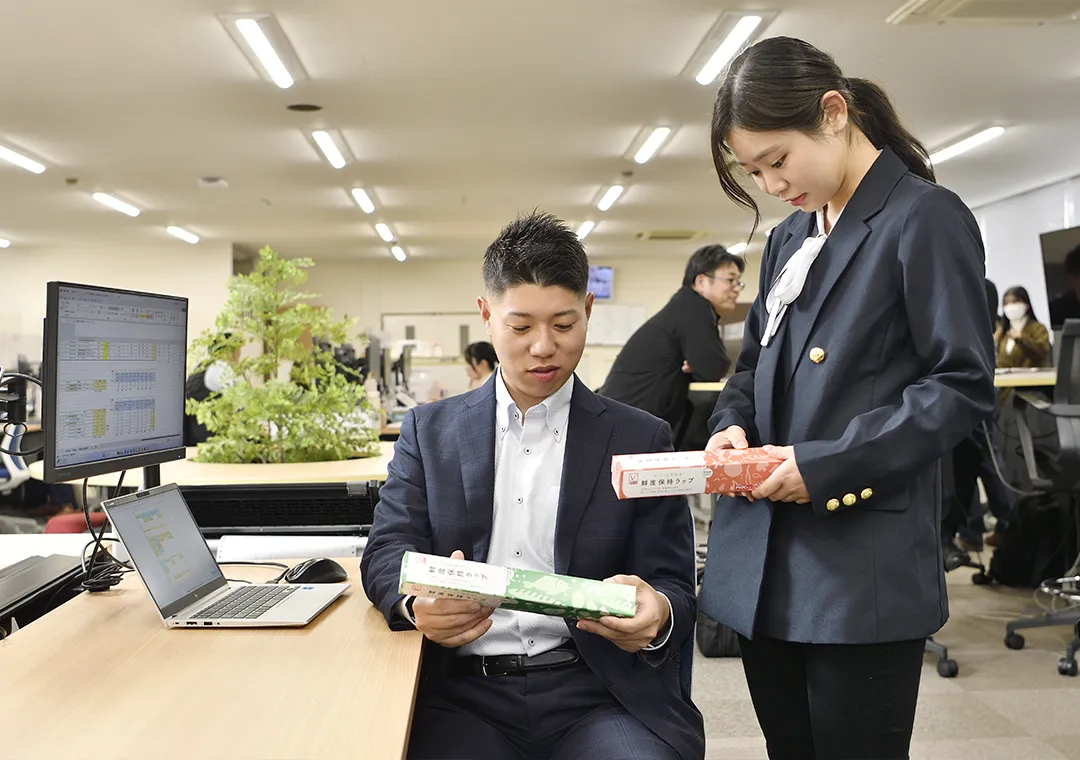 事務所で商品の打ち合わせを行う社員たち